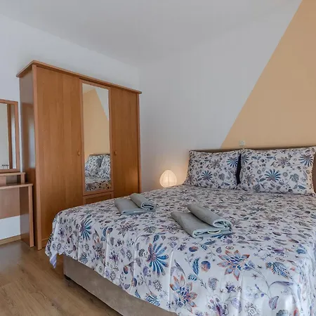 Milka In In Strandnaehe Poreč